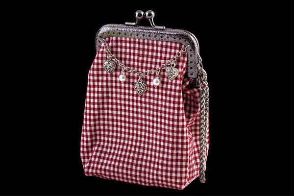 Handgearbeitetes Trachtentascherl klein mit Verzierung und Befestigungskette, Vichykaro rot